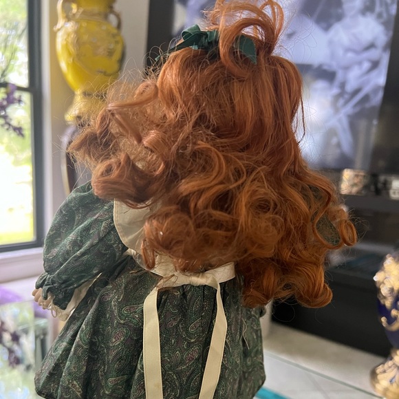 Selling a nice porcelain doll - Picture 2 of 4